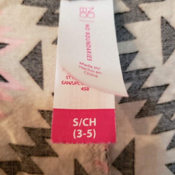 Beautiful, cold shoulder, short sleeve aztec print blouse, with elastic waist. - Picture 3 of 6